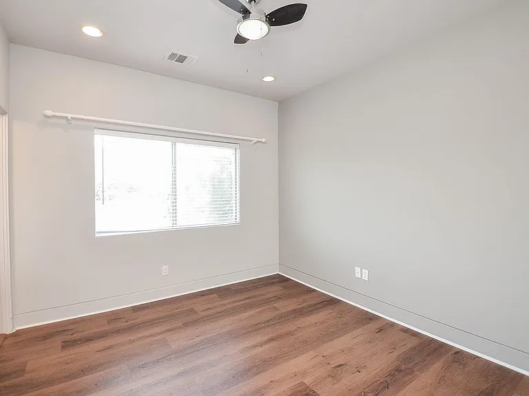 4708 Crawford St — Photo 15