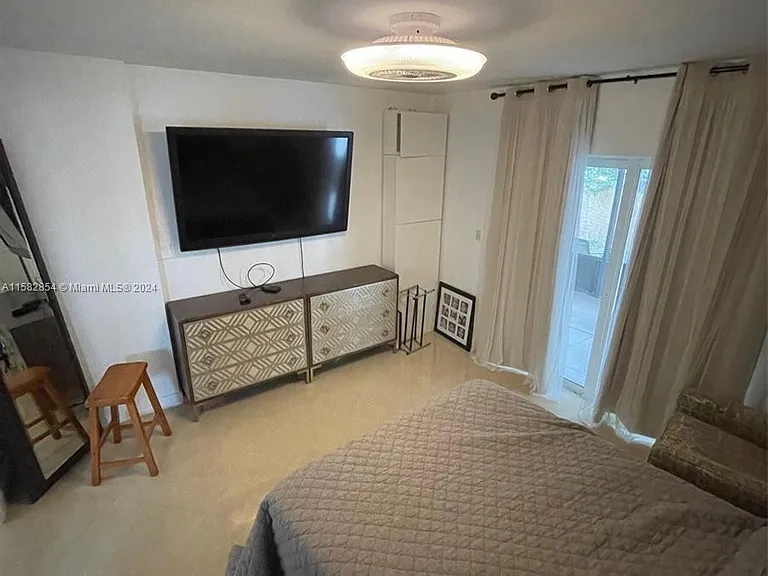 4920 SW 27th Ave — Photo 7