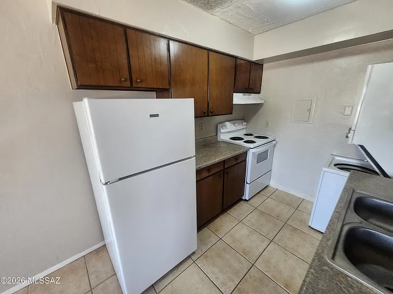 810 S Kolb Rd #3 — Photo 8