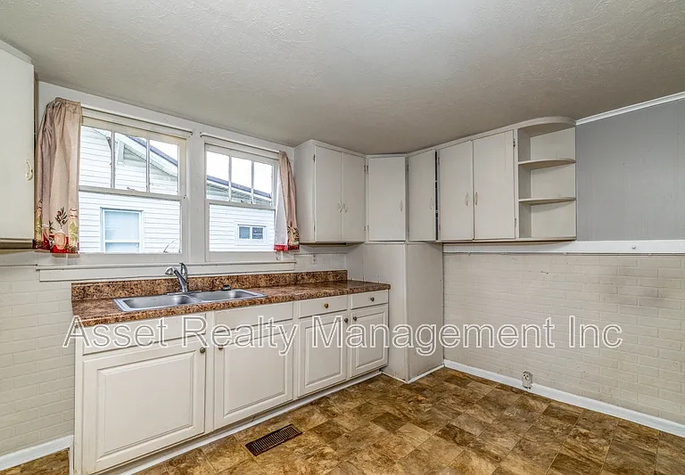 2608 Piedmont St — Photo 7