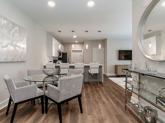 5th image of 1307 Westlawn Blvd #3-313