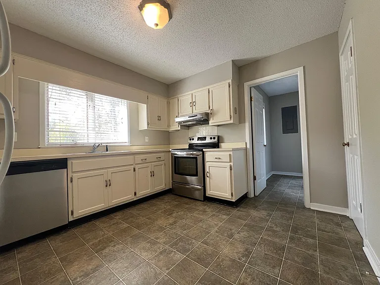 214 Westbrooke Dr — Photo 5