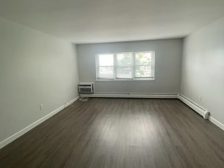 1126 Stratford Ave — Photo 3