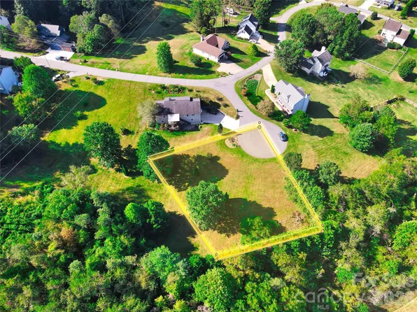 3 Pinebluff Ct, Weaverville, NC 28787