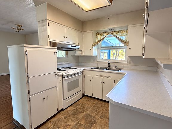 3rd image of 920 Newtown St