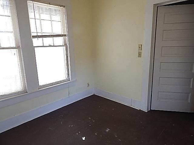 1st image of 704 W 2nd Ave