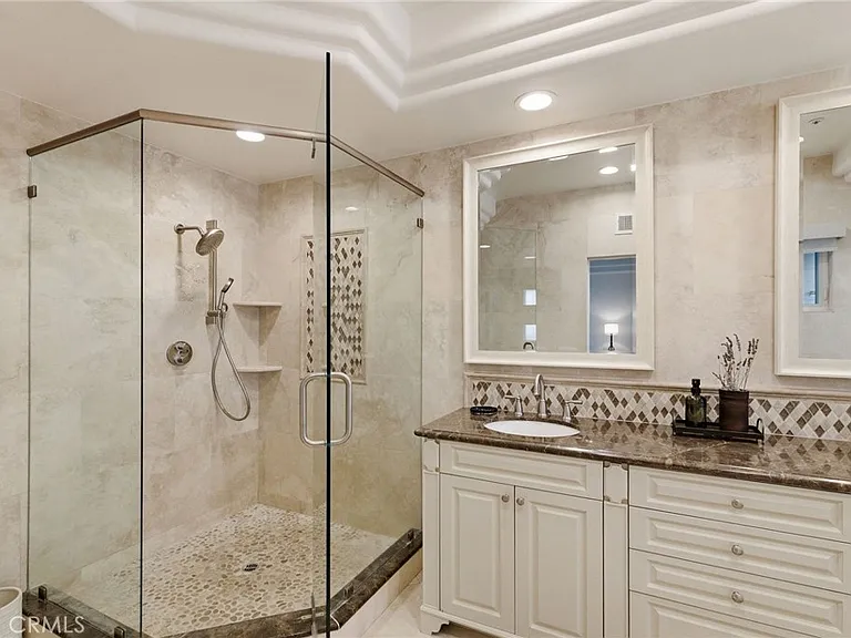 720 Manhattan Beach Blvd — Photo 33