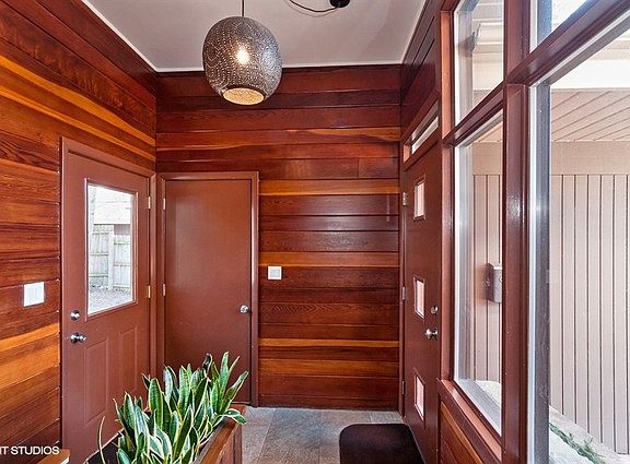 2nd image of 131 N Park Blvd