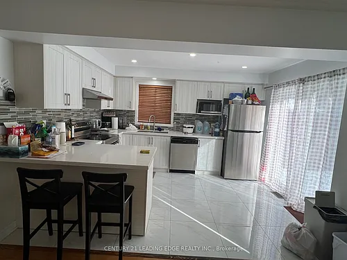 83 Trumpeter St Photo 1