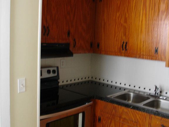 4th image of 426 E 2nd St APT B