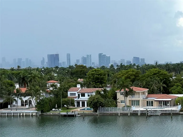 5900 Collins Ave #705 — Photo 2