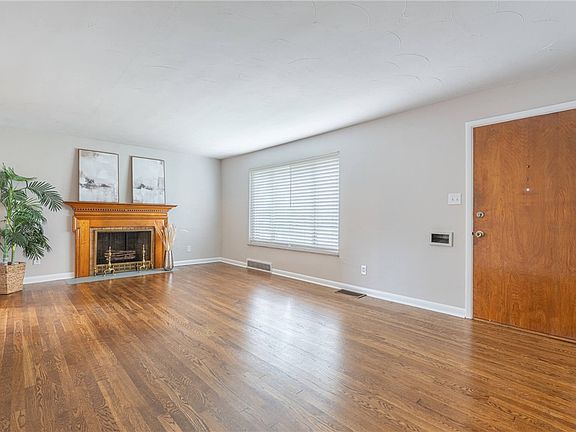 3rd image of 327 Patterson Rd