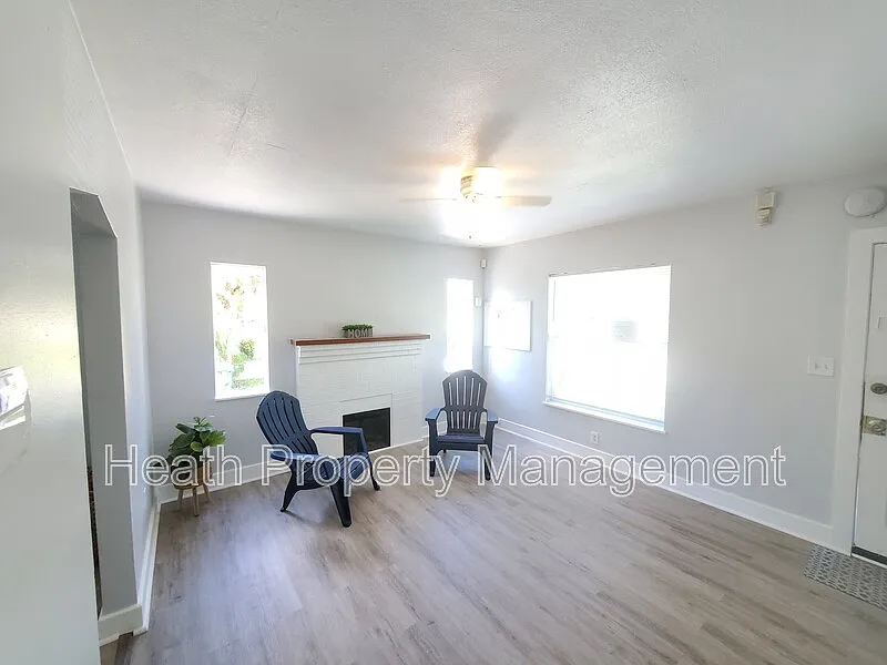 5 bed, 2.0 bath, 1543 sqft, $3,250 — Photo 4