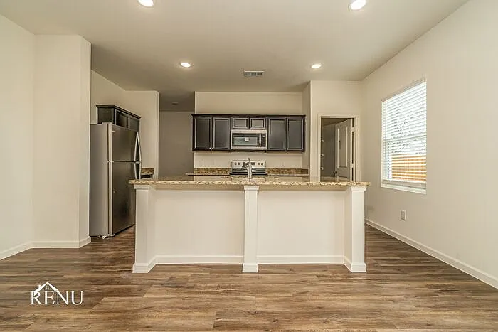 551 London Dr — Photo 6