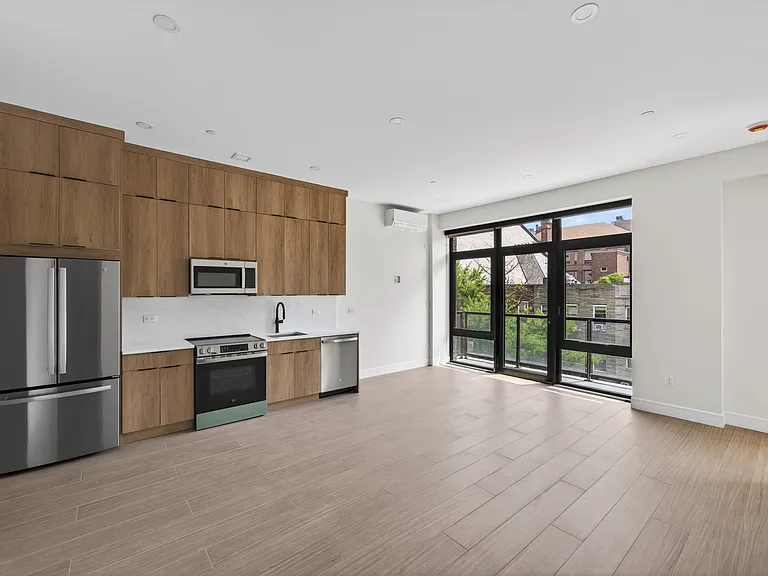 4918 Vernon Blvd #4A — Photo 2