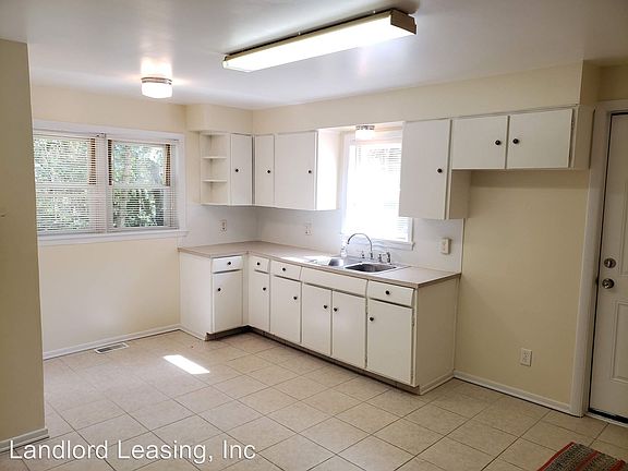 5th image of 914 Harriet St