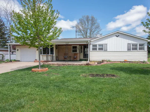 185 Swanson Rd, Sycamore, IL 60178