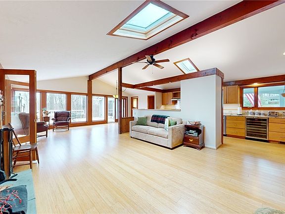 4th image of 85 Skyline Dr