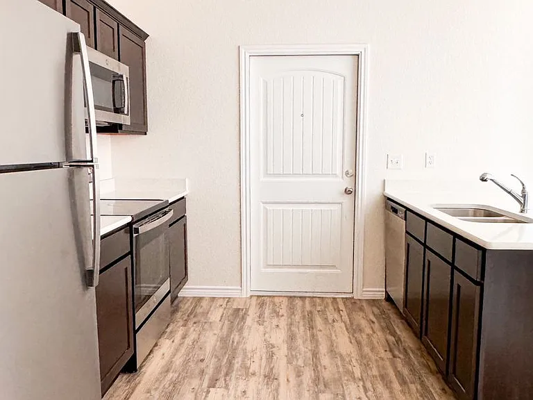 4913 Rose Garden Loop — Photo 4