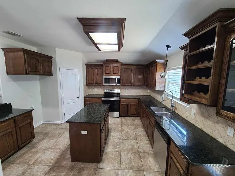 1921 Woodbend Dr — Photo 8