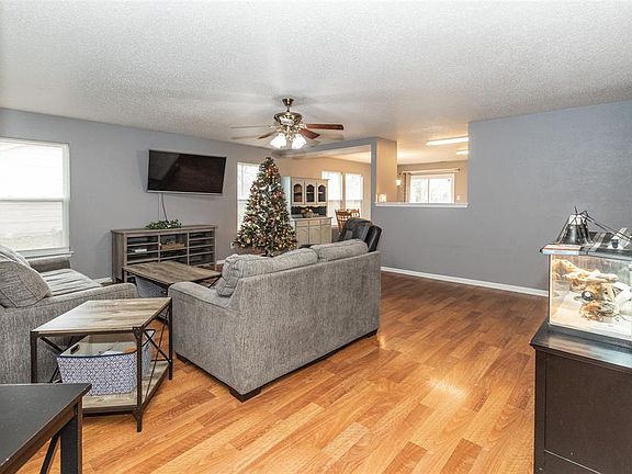 3rd image of 934 Indigo Dr