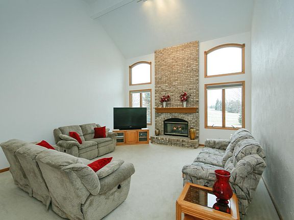 5th image of 221 Barrington Cir E
