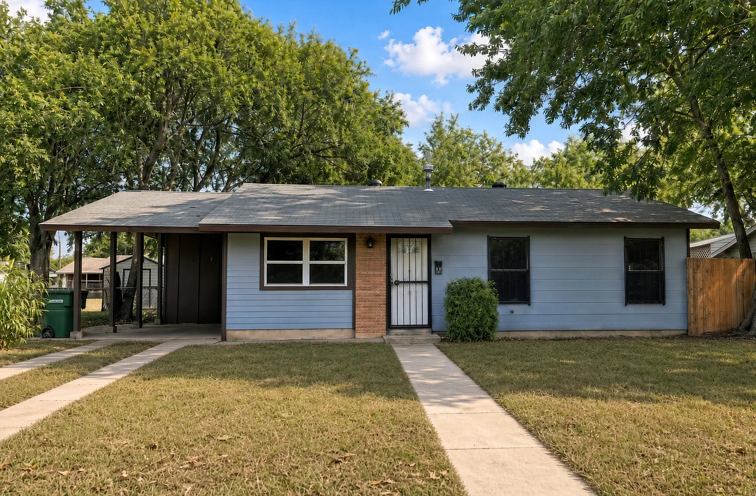 3 bed, 950 sqft, $1,600 — Photo 1
