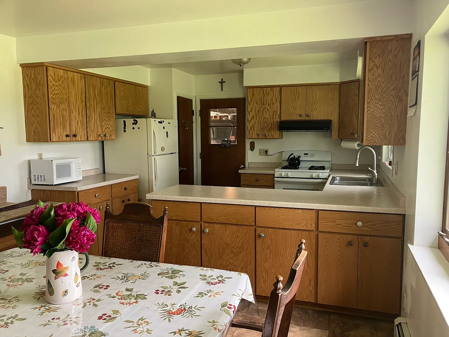 4 bed, 1975 sqft, $2,100 — Photo 4