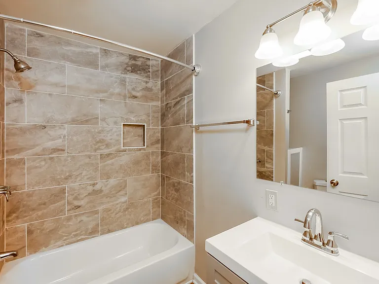 1274935_026_main_bathroom_13457828.jpg