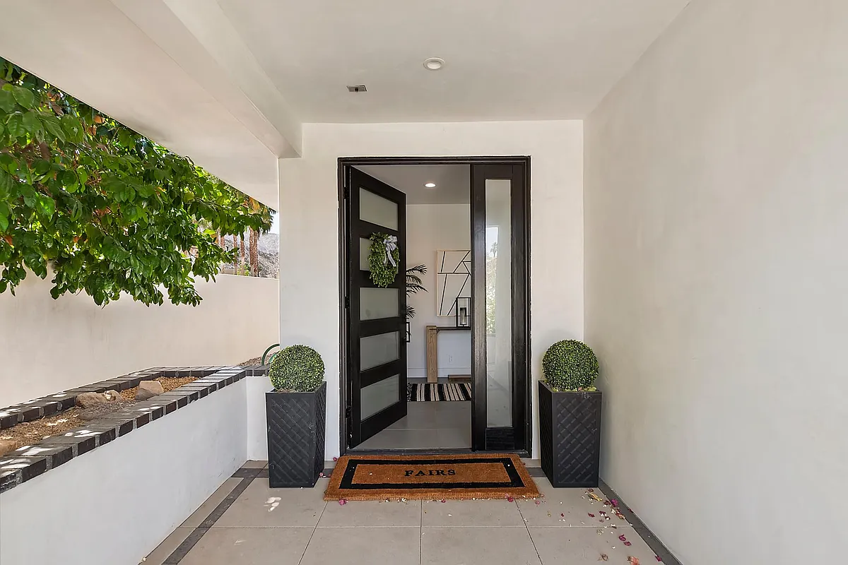 Building Photo - 49155 Avenida Fernando