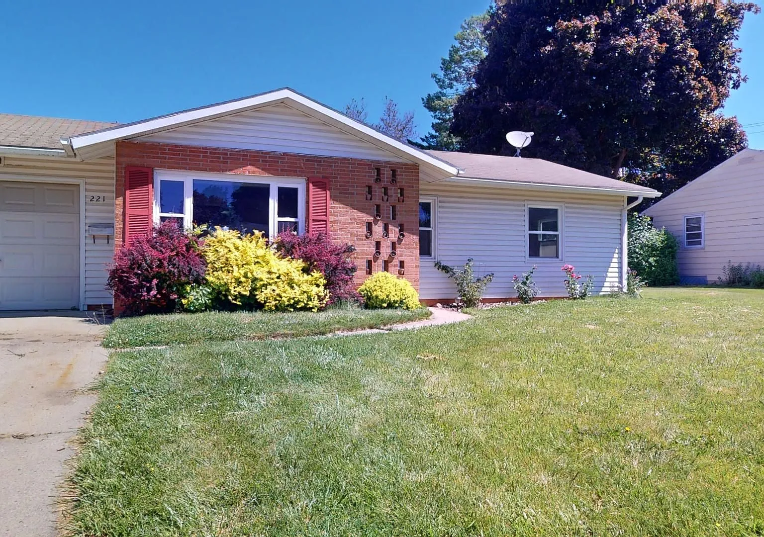 3 Bedroom w/Fully Fenced Backyard-221 17th St — Photo 1