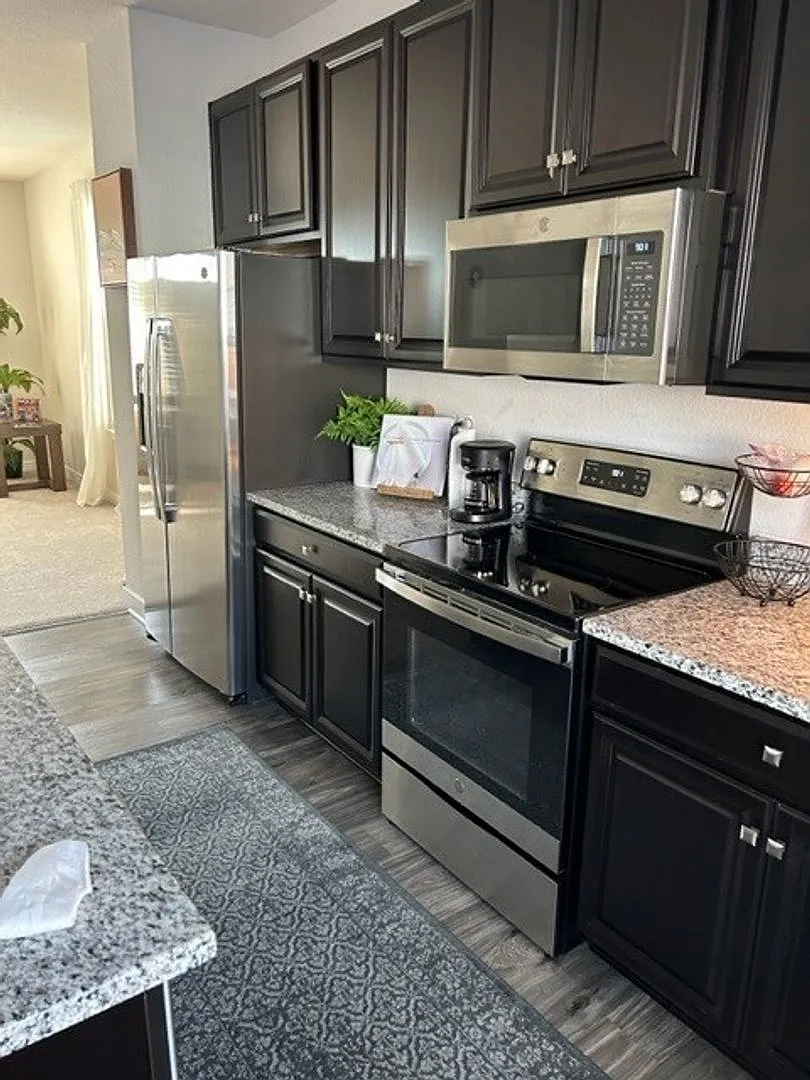 **3bed House - Skip The Apartment Chaos - Minutes from the Base, Casino, and Ship Yard!"** — Photo 2