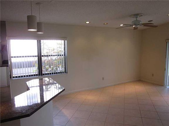4th image of 1009 NE 204th Ln #G