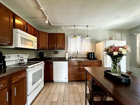 4th image of 128 Cottage Ln