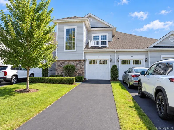 41 Greentree Court, Shirley, NY 11967