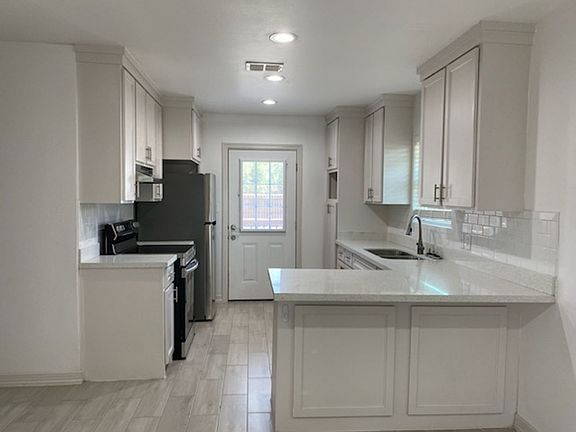 2nd image of 914 W 2nd St #1/2