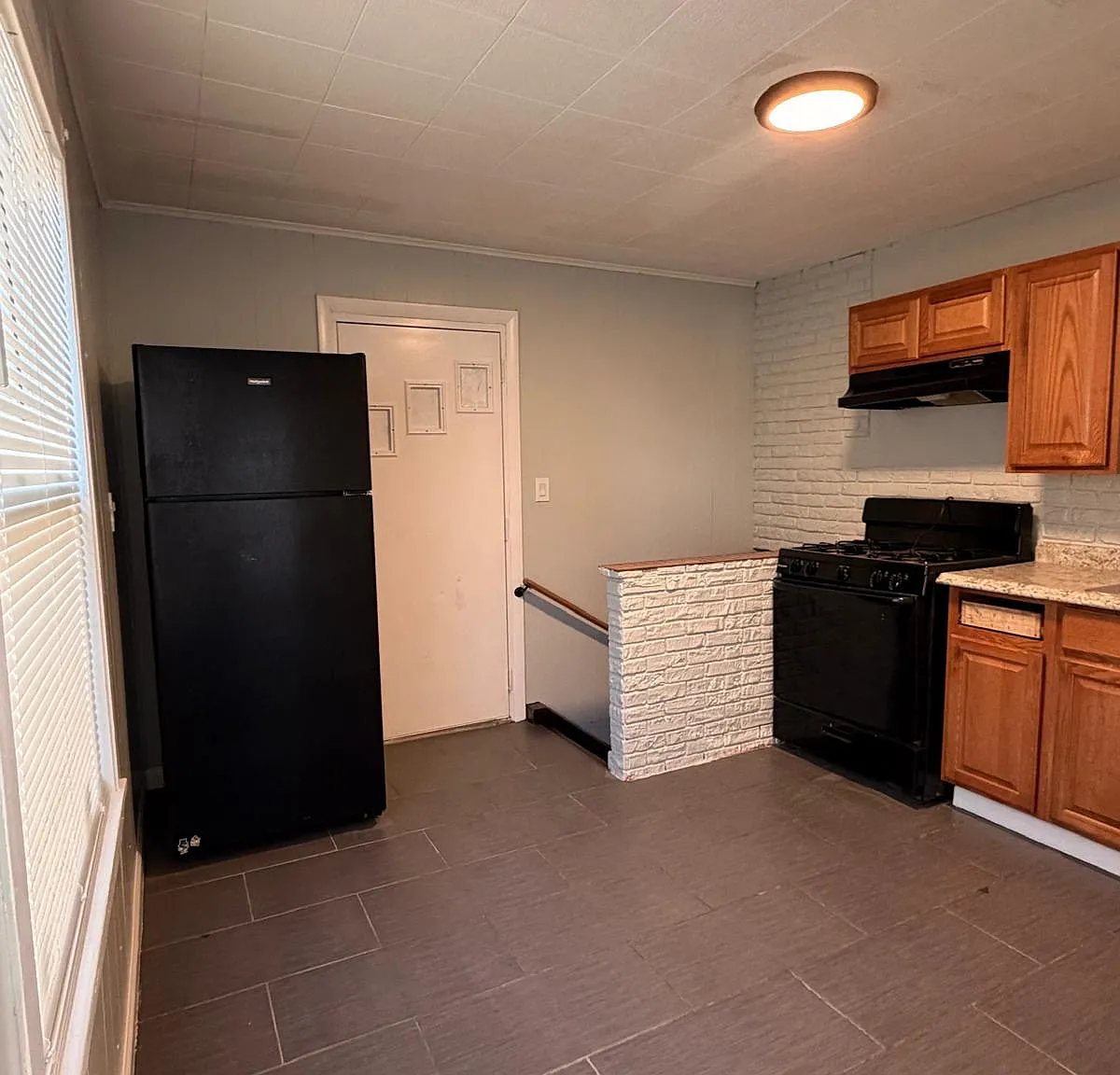 3 bed, 816 sqft, $2,100 — Photo 1