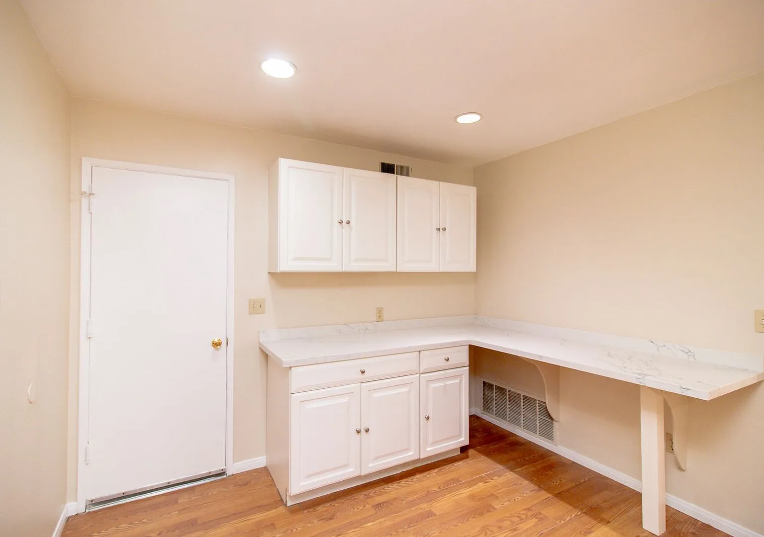 Spacious Home with Granite Kitchen & Large Yard — Photo 2