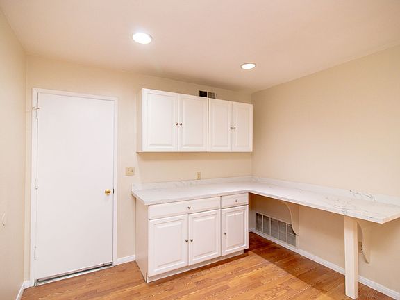 2nd image of 932 Oakglen Ln