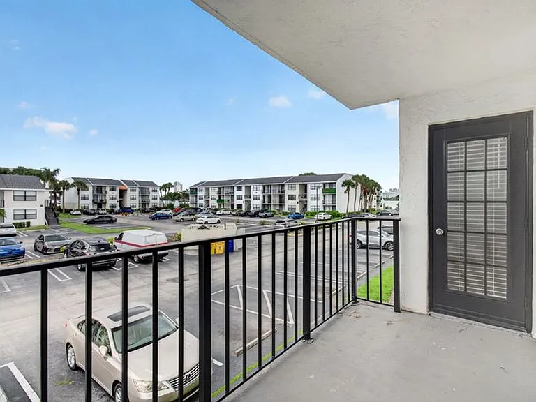 738 Executive Center Dr #21-10-21 — Photo 17