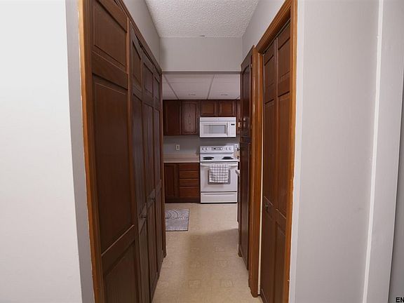 4th image of 8 Queensway