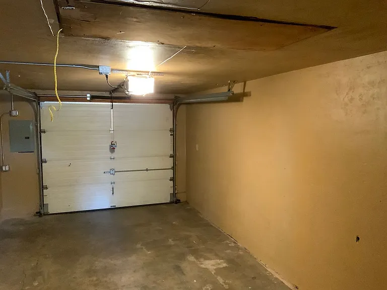 2 bedroom in River Road Area — Photo 8
