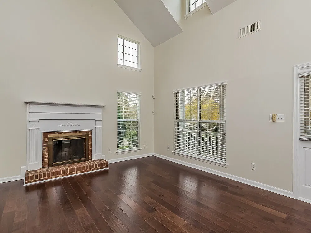 3 bed, 2.5 bath, 2101 sqft, $2,140 — Photo 3