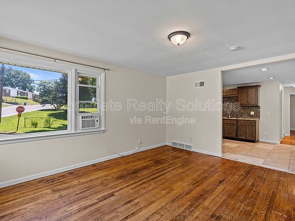 5th image of 2502 McLaran Ave