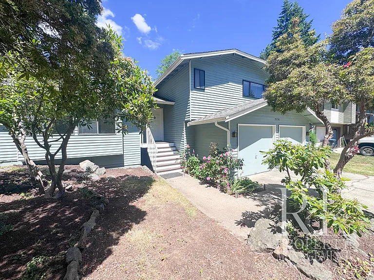 2228 NE Ridgewood Dr — Photo 2