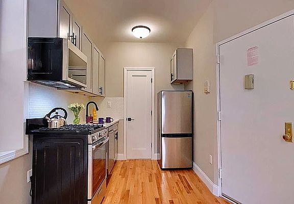 3rd image of 224 E 36th St #5C