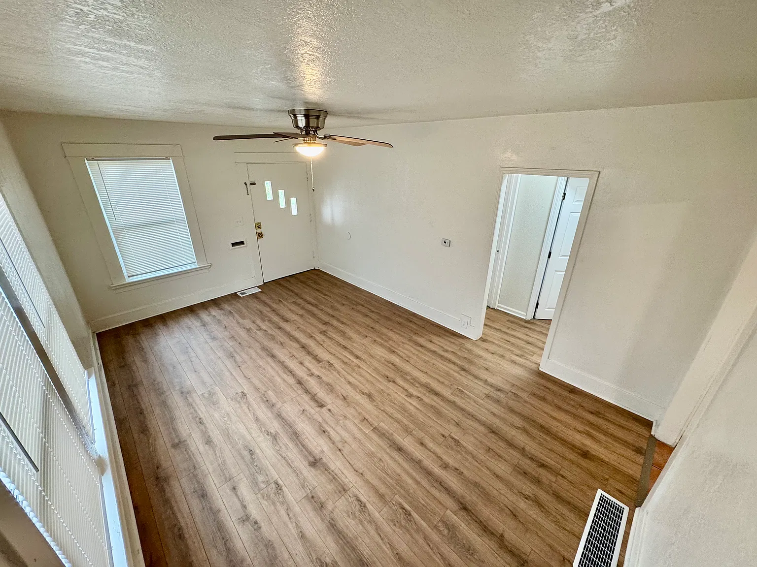 3 bed, 1000 sqft, $2,095 — Photo 3