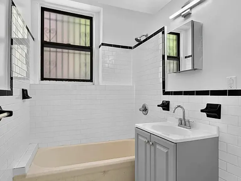 960 Sterling Pl #BB — Photo 4