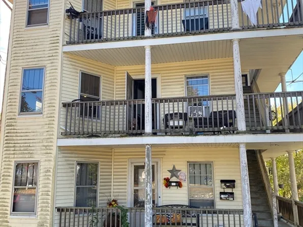 10 Charlton St, Southbridge, MA 01550