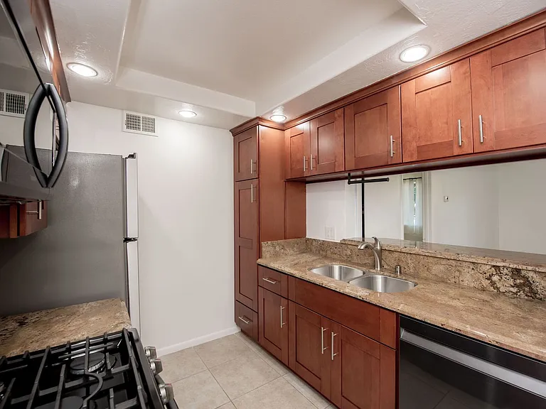 2323 Huntington St #902 — Photo 8